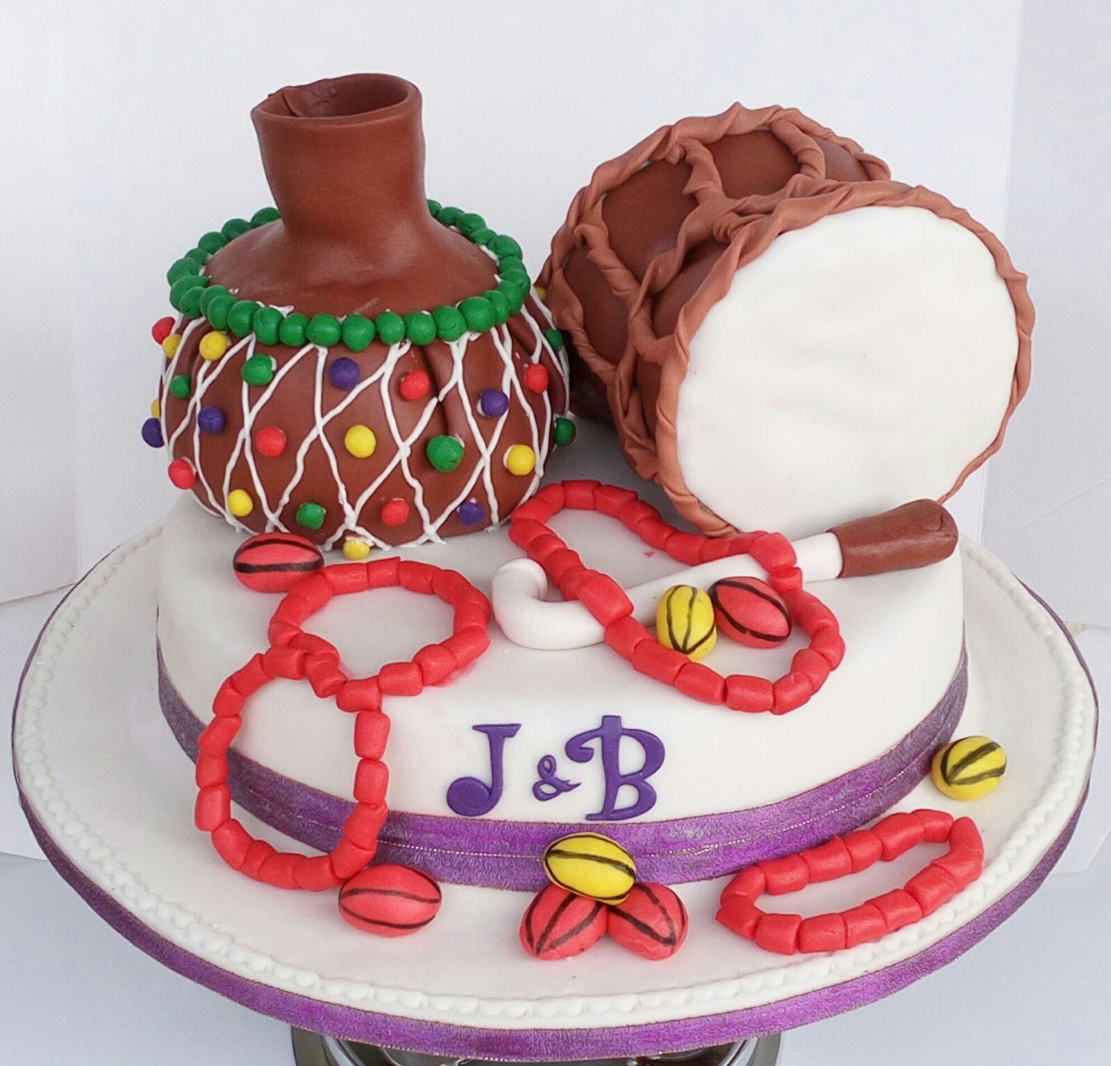 Konyenum (Cake Queen) on Twitter: "Talking Drum Cake by Ko Cakes. #kocakes # drum #engagement #beads #wedding #bride #groom https://t.co/GbPDLapiBY" /  Twitter
