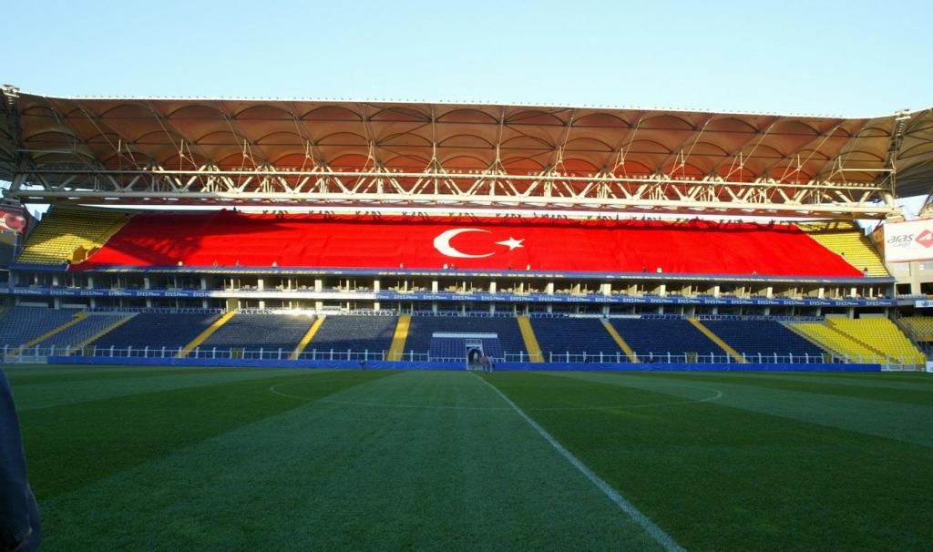 FENERBAHÇE -BRAGA MAÇINI TARAFLI YÖNETEN HIRVAT HAKEMİ PROTESTO EDİYOR HİÇ BİR MAÇIMIZA VERİLMESİNİ İSTEMİYORUM