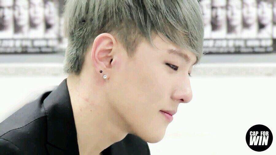 えりきゃ ねぇ どん様のピアス かっこよくないですか 軟骨最近してないからしてほしい てか右２つだったのね どんと同じようにあけたい でも痛そうでまずあけるの迷う どん様がかっこよすぎる件 Ikon ドンヒョク T Co Kfbp7ojqrf