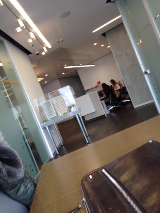 Пришёл с отцом в офис договор подписать, а на рецепшне мой мэтч из тиндера сидит гг https://t.co/lDi