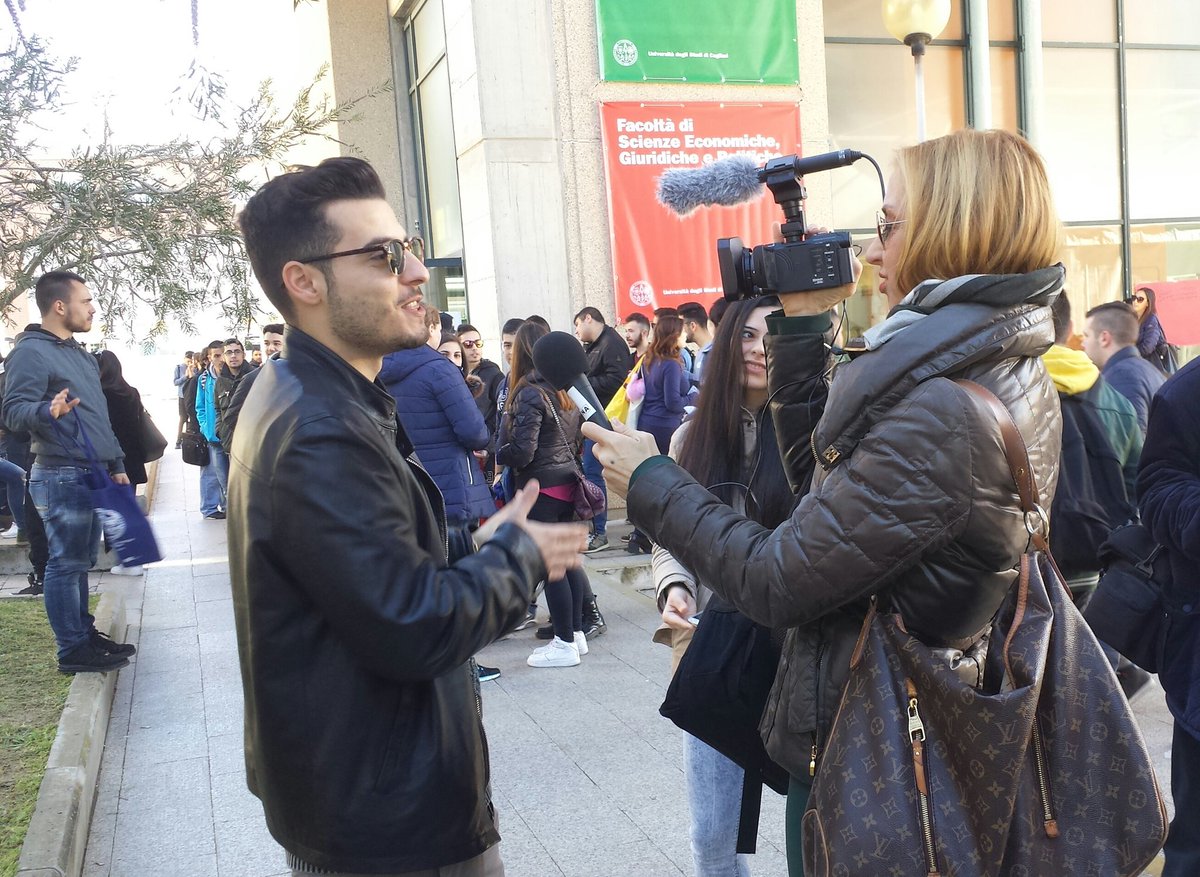 Mat_Tola's tweet photo. @VideolinaTV raccoglie le sensazioni dei ragazzi durante la 2giornata di orientamento. @univca 
#gounica16 https://t.co/Gz04bLuyws