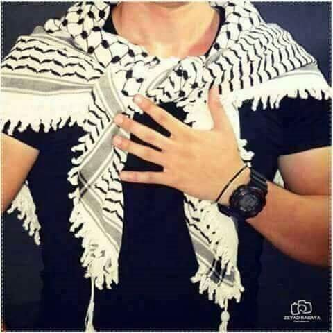 •لم تكن الكوفية مجرد لباس، فلسطين حتى وهي بعيدة تمنحنا الكثير من الدفء.
