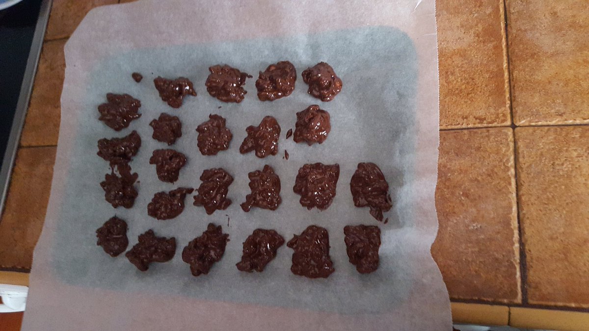 RociioLopez96's tweet photo. @CometeloCSTV rocas de chocolate con nueces. https://t.co/fdVlQSgevn