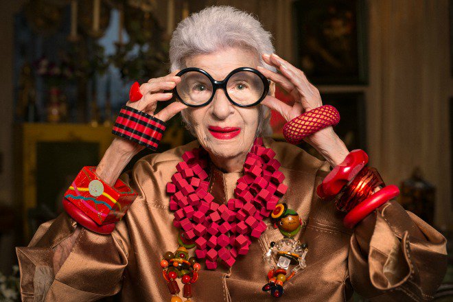 lesinrocks's tweet photo. Pourquoi Iris Apfel, 94 ans, est une icône de mode https://t.co/AHKSnKnfDE https://t.co/xsilLifv8D