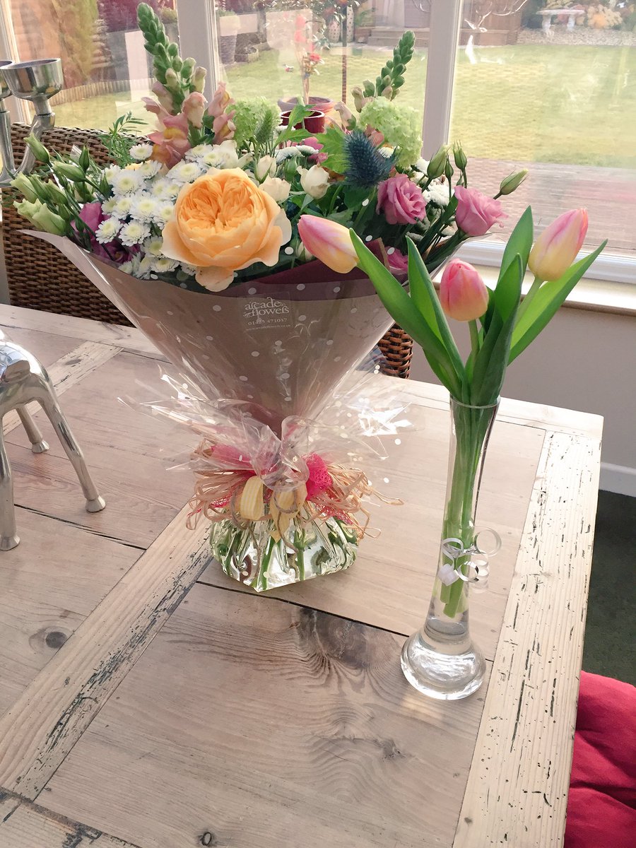 How cute are these flowers I got yesterday, for our three year anniversary 💐 #boyfriend