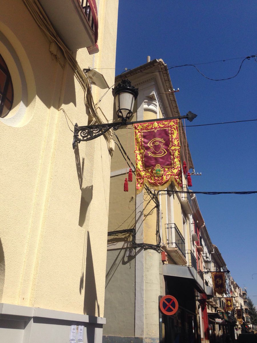 Damos la enhorabuena a <a href="/PasionHellin/">Semana Santa Hellín</a> por su buen gusto para elegir las colgaduras que decorab nuestras calles.