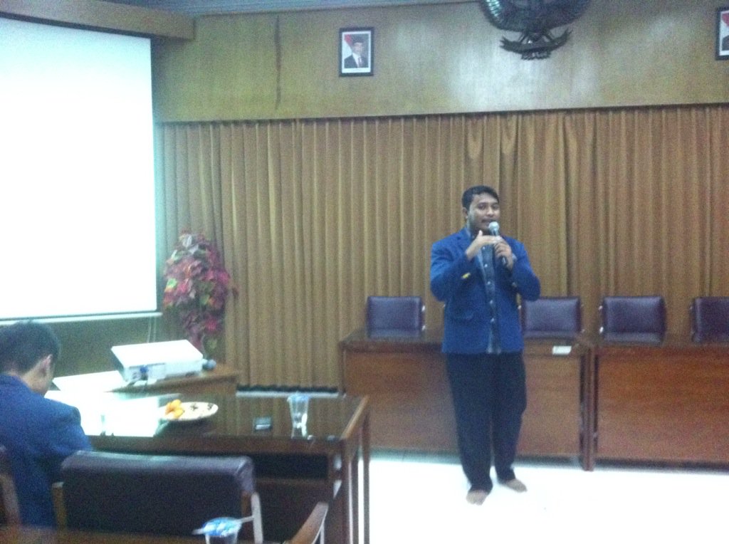 BEMUndip_Harkam's tweet photo. Diharapkan teman-teman DIII FEB tidak merasa didiskriminasi krn kita adl satu Undip! -oleh mas @Fawazun #HaloDIIIFEB https://t.co/qO4qJ0oQcO