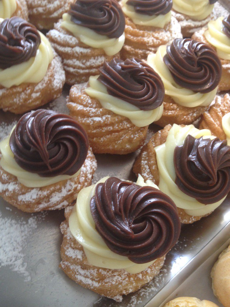 ErroiCosimo's tweet photo. Zeppole zeppole#festadelpapa#sempreavanti https://t.co/ByoKBHW1ad