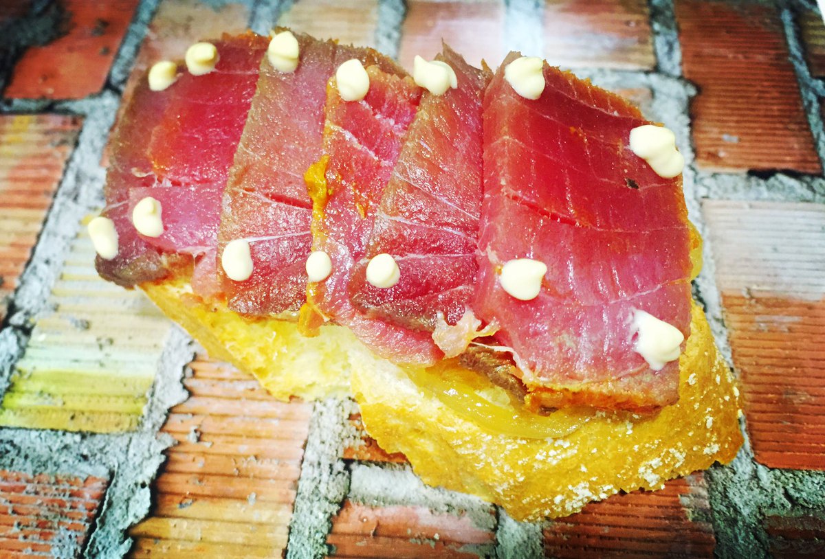 MesonAmistad's tweet photo. Boiserie de atún rojo: libritos de atún encuadernados con pesto rojo y crema de soja. Pincho para @muebledenajera https://t.co/bo4FjjXrJS