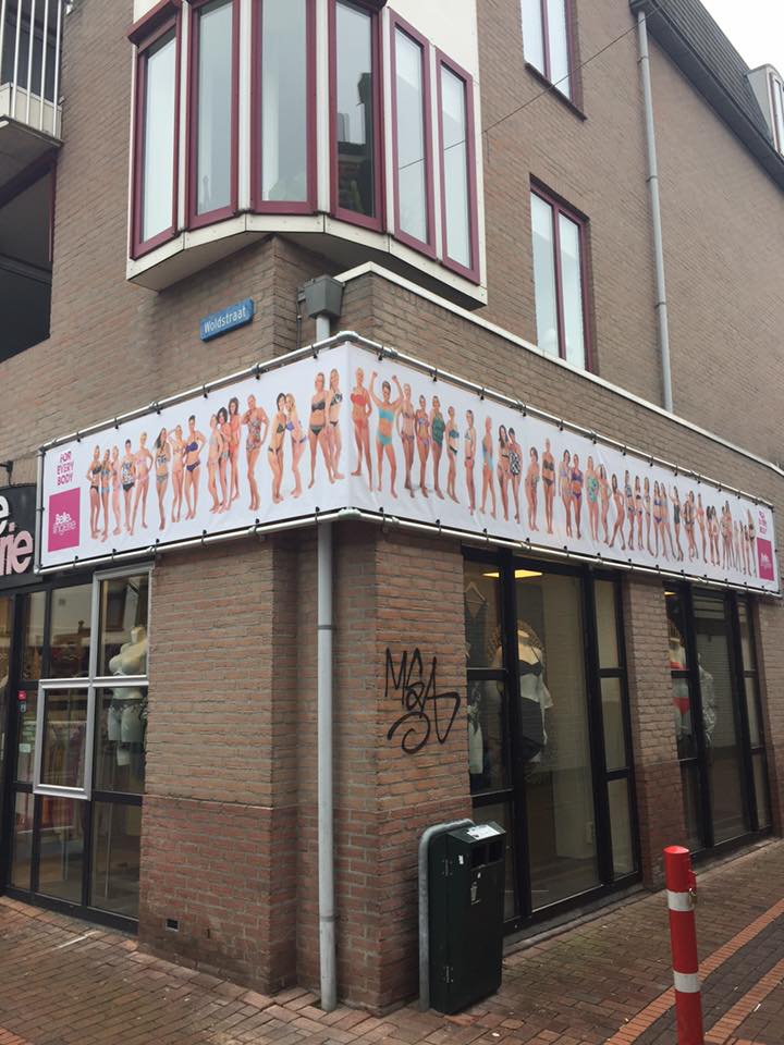 Lingeriebelle's tweet photo. 50 stoere prachtige vrouwen en meisjes "van de straat" in badkleding op onze gevel op een banner van 10x1 meter! https://t.co/aqtb6x5rwf