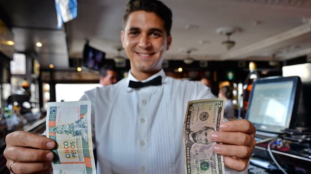 Días antes de la visita de Obama, Cuba elimina el gravamen de 10% al dólar estadounidense bbc.in/1RRWRKg