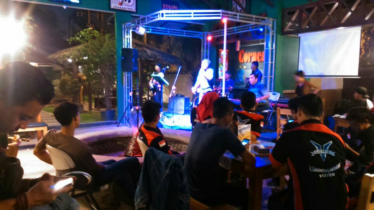 RendieSatria's tweet photo. Suasana yang tepat .... !!!!!  #Move #Mbience #RideToBarcelona https://t.co/jUCvVInF3b