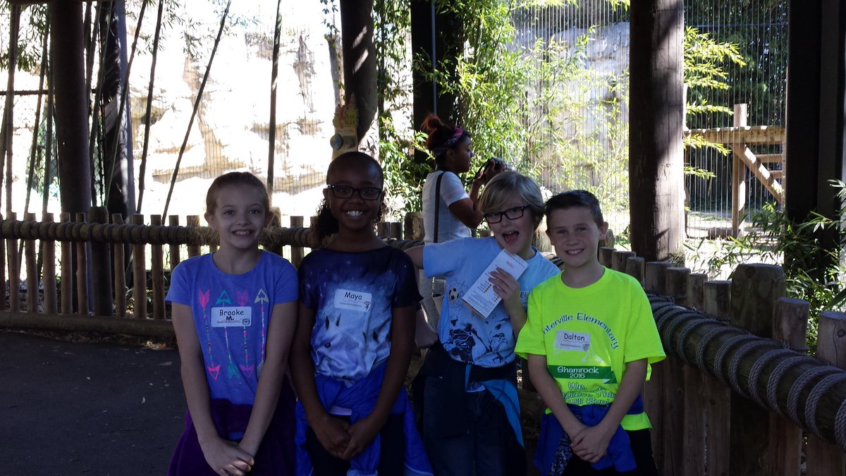 Lorarnold4's tweet photo. Great day for a zoo tour!  @CentervilleVB https://t.co/GzzO7bACgh