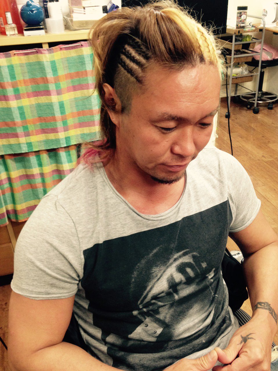 谷嵜なおきnaoki Tanizaki 自分でもこんな風にセット出来たらええんやけどなー コーンロウ 髪の毛ちょっと巻き リーゼント風 上から撮るとおっさん感がすごい 笑 T Co Mnurmgm8ek Twitter