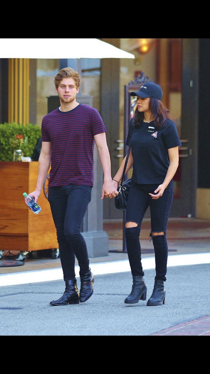 explicandofn's tweet photo. A Arzaylea anda com mais jeito de macho do que o Luke https://t.co/BWYRSmh3cj