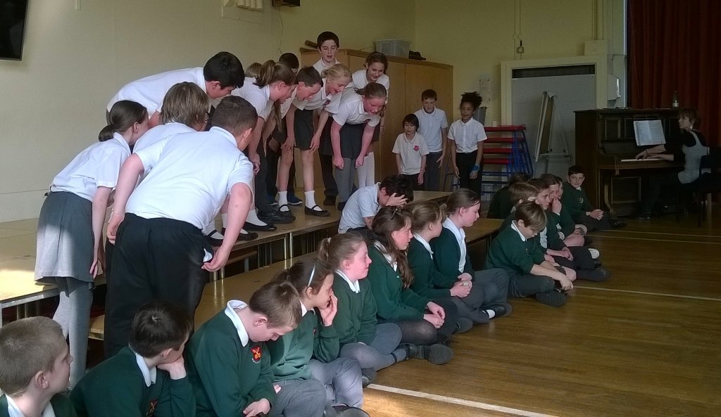 LBearder1's tweet photo. Thanks @AnnBryant9 for helping  @AmherstPrimary Y6 perform play in a day. Kids be proud! 100% effort. Amazing! https://t.co/bNI7e74CcF