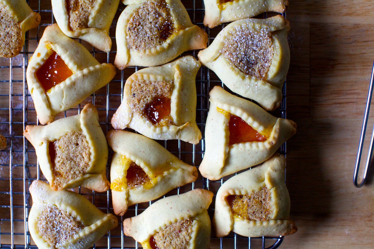 smittenkitchen's tweet image. Exceptional hamantaschen loaded with hazelnuts, brown butter, vanilla and apricot? Yesss: goo.gl/CmjCSS