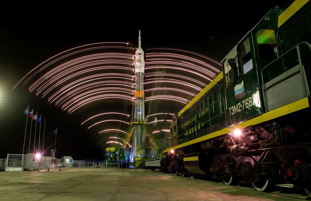 ArsenalTonight's tweet photo. Gantry Arms Close Around the Soyuz TMA-20M Spacecraft via NASA https://t.co/XX6yTGQbjZ https://t.co/N9DcL5EhjB