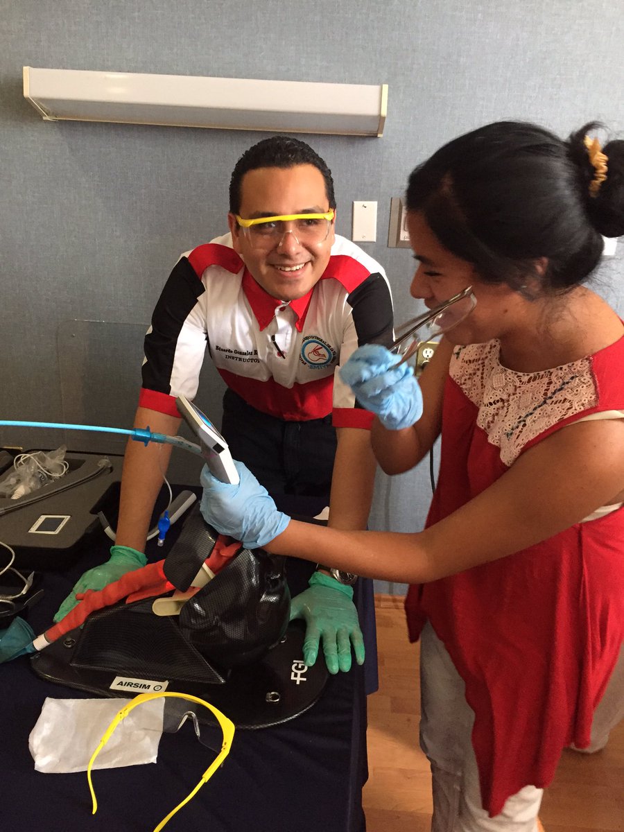 911EDiaz's tweet photo. Seguimos con #videolaringoscopia en @CursoEMIVA 
Estrenando instructores https://t.co/EEuXipXngs