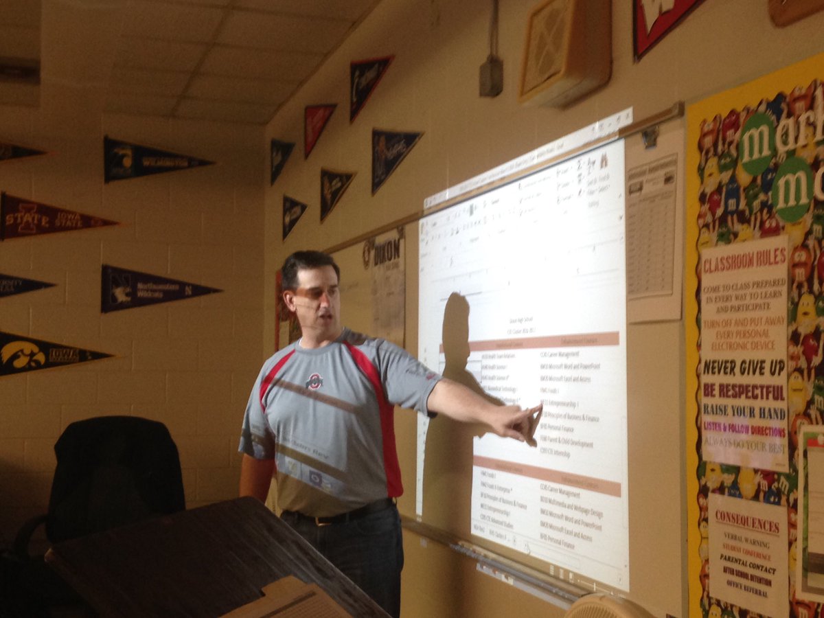 Dixon_Bulldogs's tweet image. @joe_marks93 reviews #CTE clusters with students. #CoursePlanning