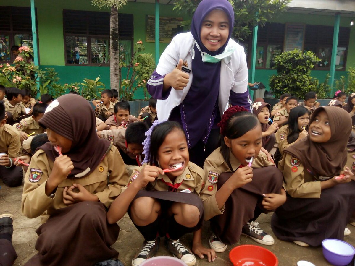 pkmbernung's tweet photo. kegiatan World Oral Health Day hari ini berhasil memecahkan Rekor Muri (Museum Rekor Dunia-Indonesia) https://t.co/0OqxzLk8U0