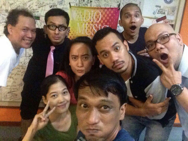 Qmutiara's tweet photo. Wefieee :D @FirlyFirlana @piyu_logy @IsaRaja_Loebis @FerdinandPar17 @Romy_Syalasa @TondiHC @evhanss #BestCutsOfPiyu https://t.co/6RqNowJHD7