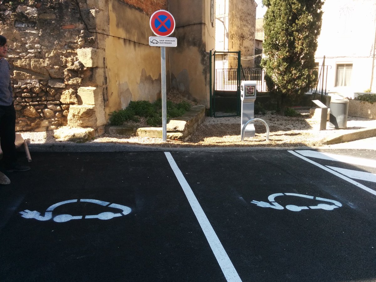 Installation en cours d'une borne 2x22 kW <a href="/g2mobility/">G2mobility</a> par <a href="/PlusDeBornes/">Plusdebornes</a> : Ville de <a href="/cavaillon/">Cavaillon</a>.