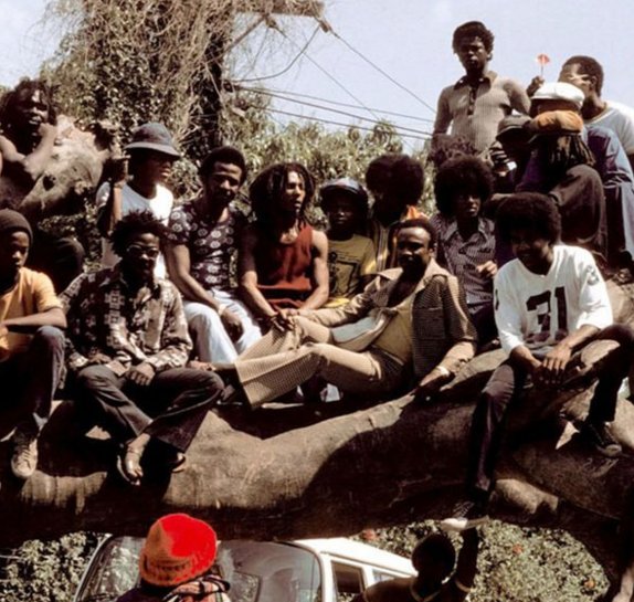 BuzzLamp's tweet photo. Classic photo of Bob Marley hanging out with the The Jackson Five in Jamaica, 1975. https://t.co/snwieIesko
