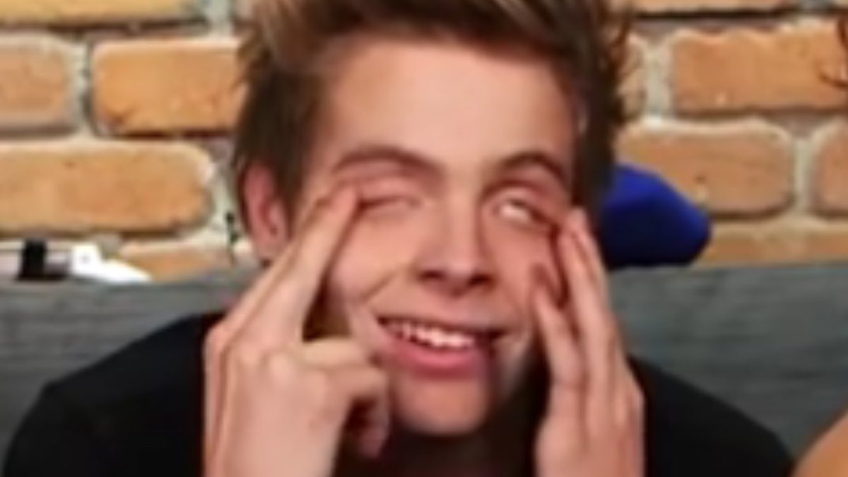 L_misos's tweet photo. https://t.co/MiG2ACXx5Q
この動画でLukeが目を擦ってるところがあるんだけど、可愛いなって思ってスクショした結果がこちら https://t.co/b1APzEd5CS