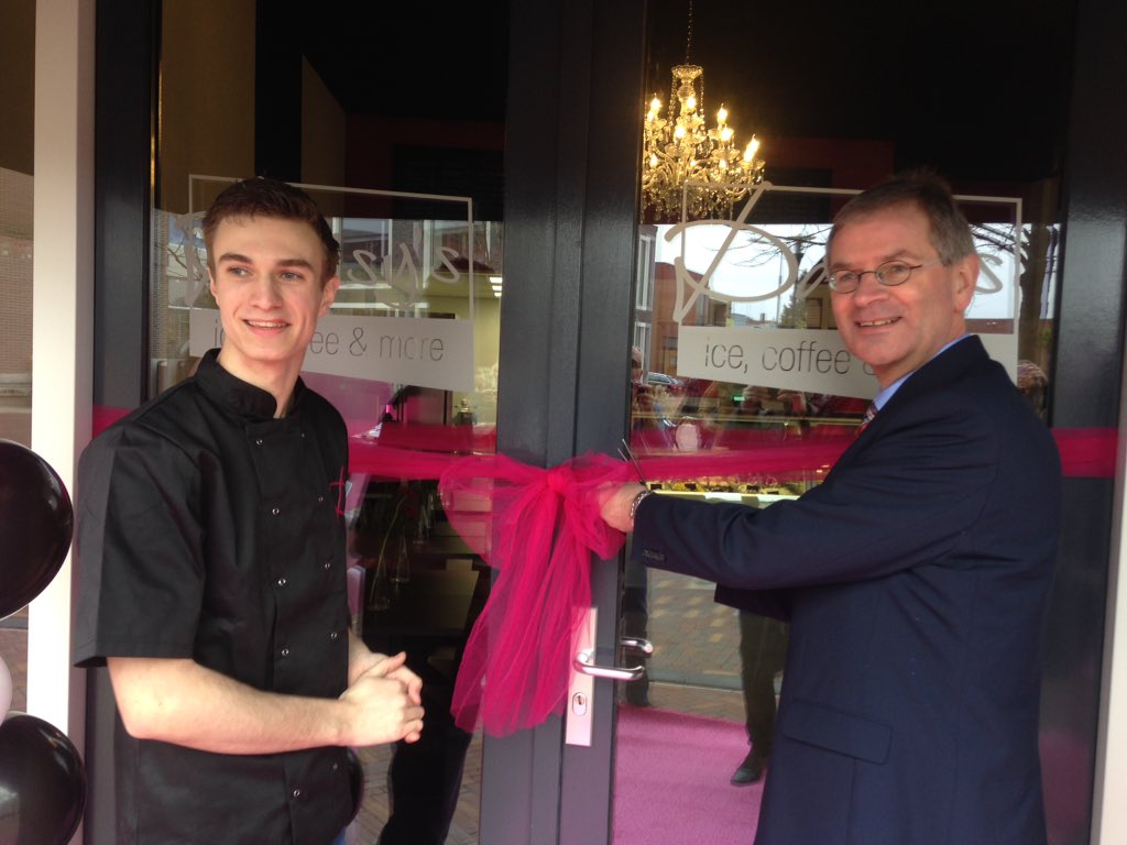 EZ_Veenendaal's tweet photo. IJssalon Daisy's is zojuist door wethouder @marco_verloop geopend! Mooie aanwinst voor @Winkelstad #Veenendaal! https://t.co/6vJUDU0fxF