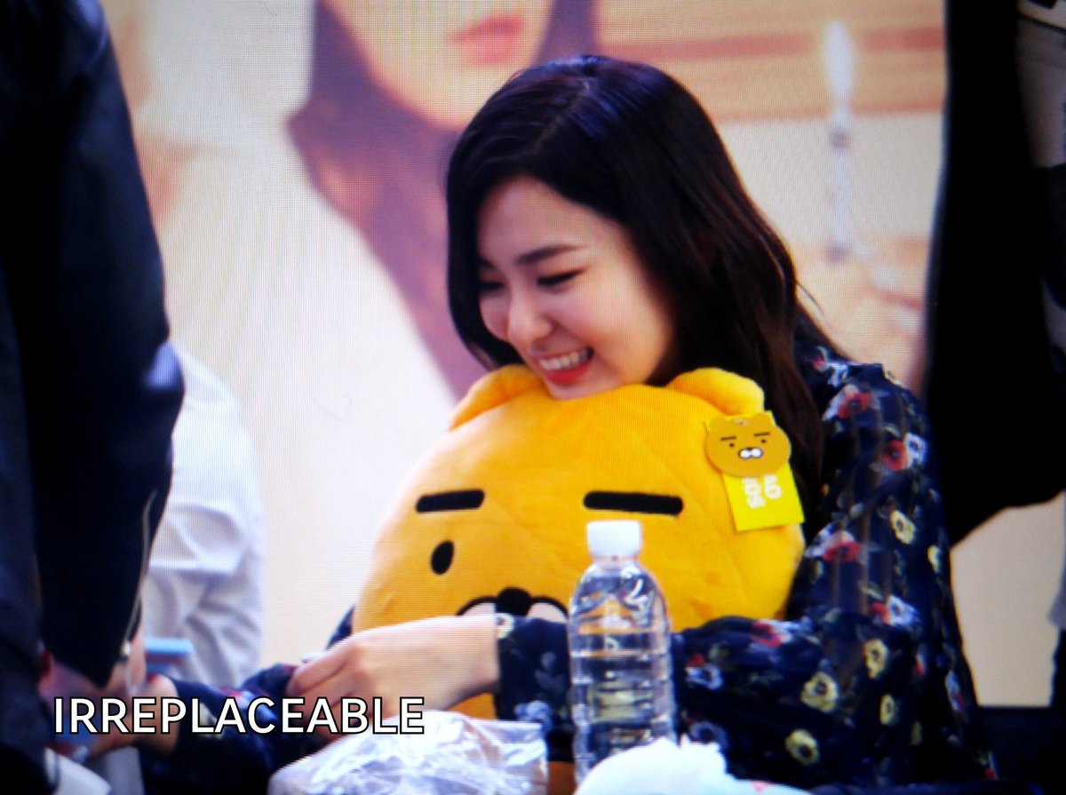 94irreplaceable's tweet photo. 160318 여의도팬싸인회 공주님도 하고 귀요미도 하고 #슬기 https://t.co/4rOAwEMT6N