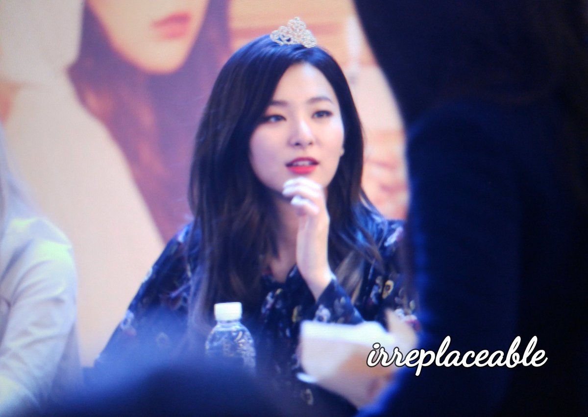 94irreplaceable's tweet photo. 160318 여의도팬싸인회 공주님도 하고 귀요미도 하고 #슬기 https://t.co/4rOAwEMT6N