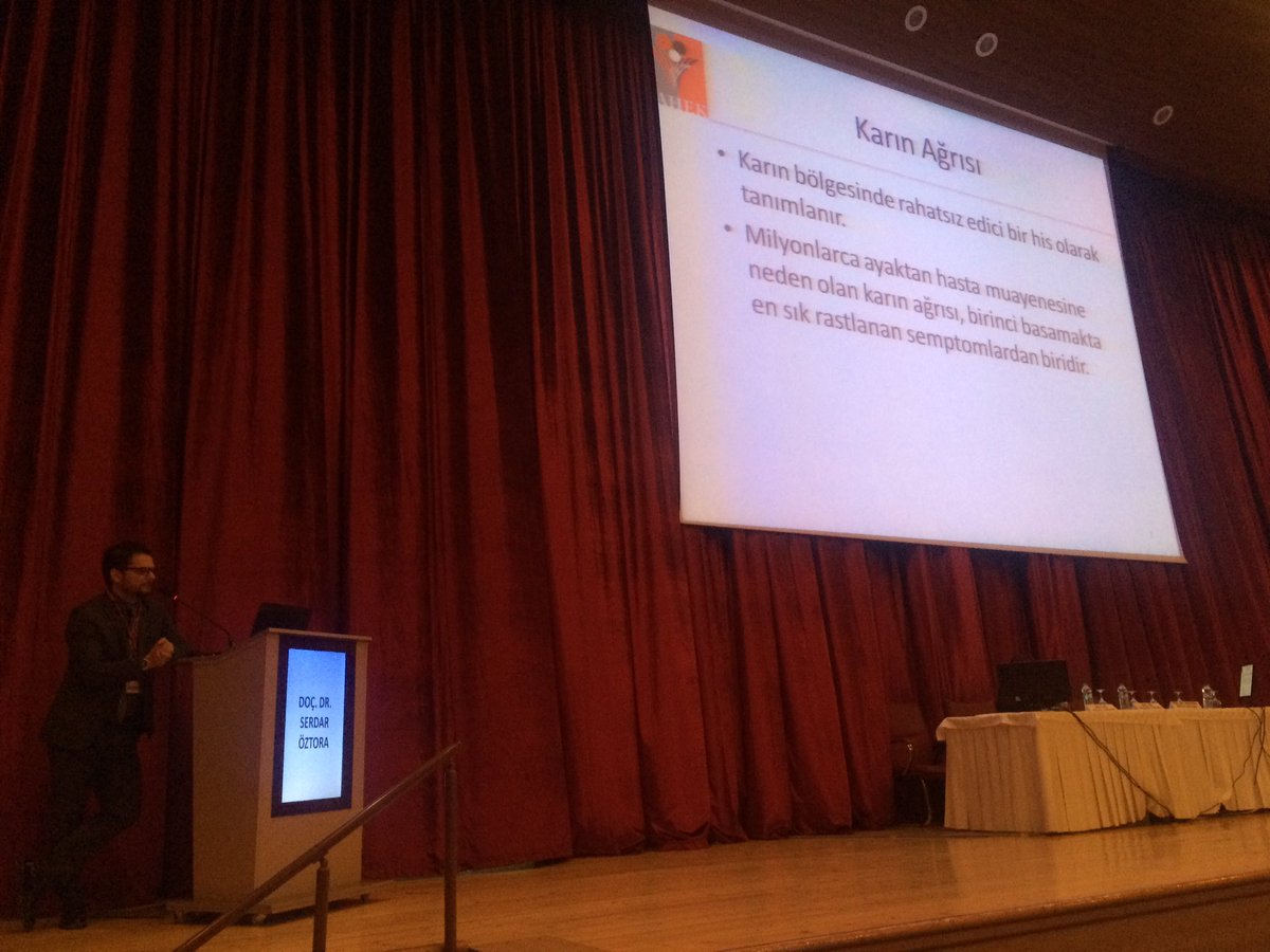 Doç. Dr. Serdar Öztora 'karın ağrısı' konulu konuşmasını yapmak üzere kürsüde..