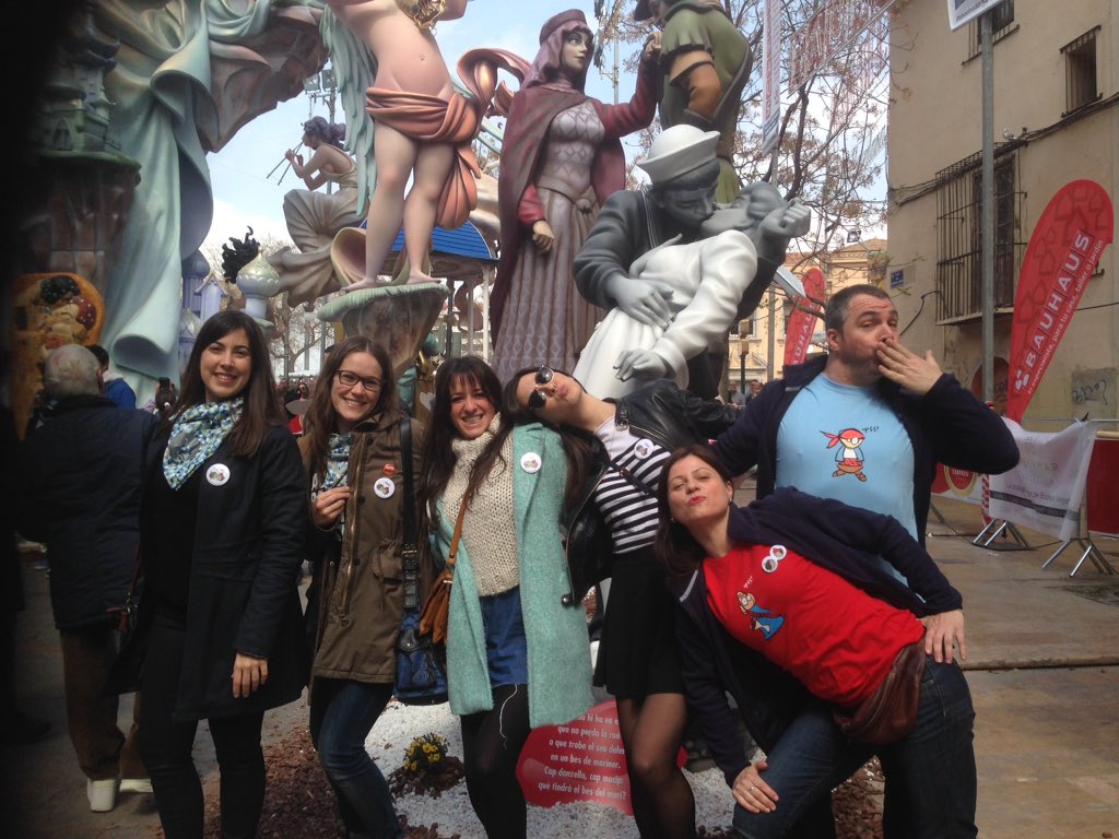 oopsplanet_com's tweet image. #PorqueTienesQueEstar en @najordana dando besos en #fallas #valencia