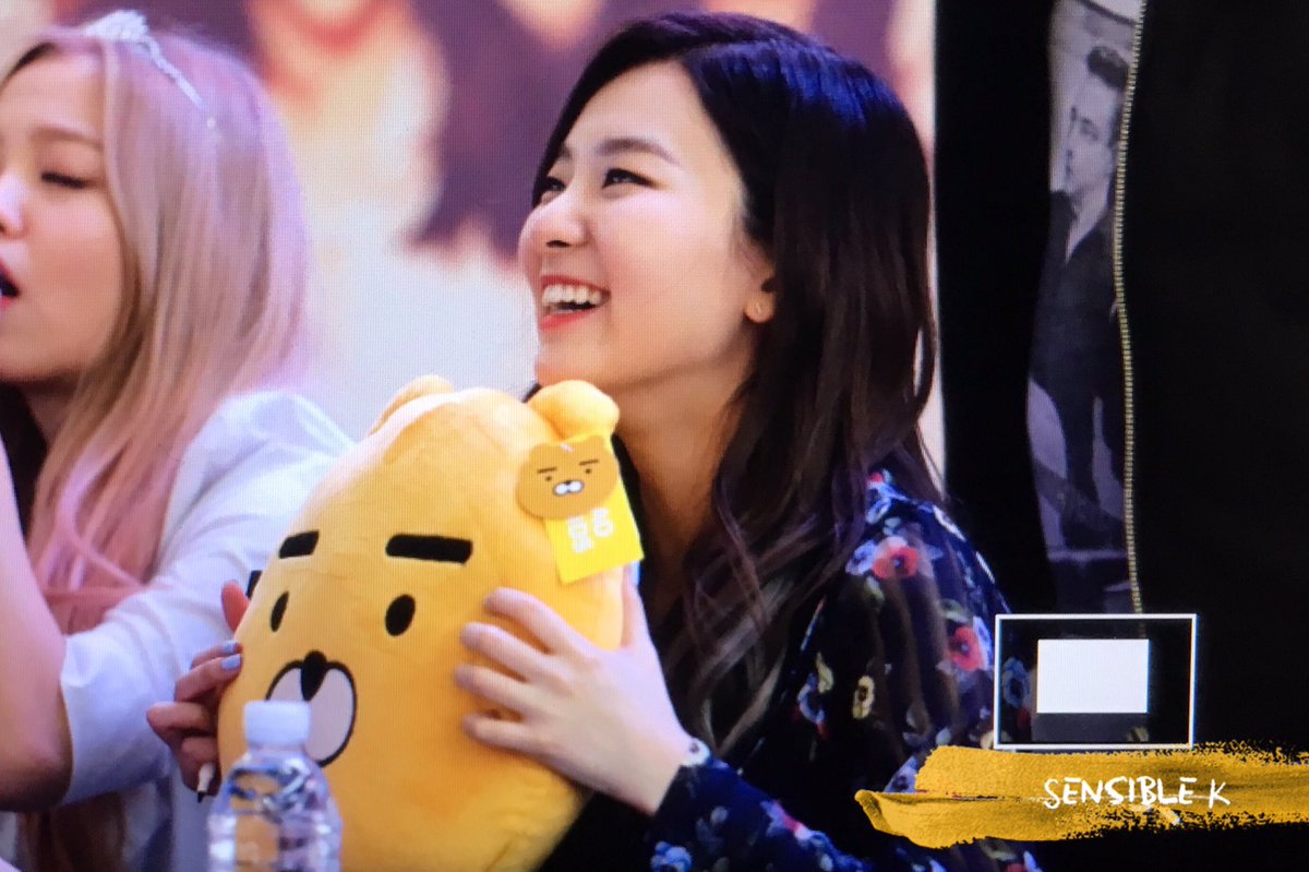 sensible_k's tweet photo. 160318 여의도 팬싸인회 #슬기 ㄹㅏ이언 존부탱(?) https://t.co/f0JGdZAAiC