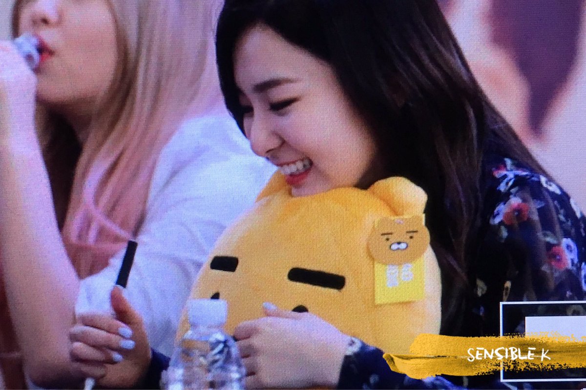sensible_k's tweet photo. 160318 여의도 팬싸인회 #슬기 ㄹㅏ이언 존부탱(?) https://t.co/f0JGdZAAiC