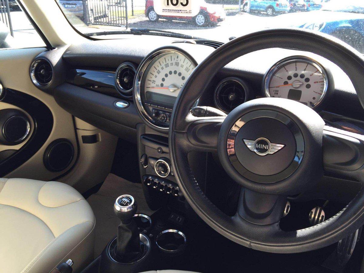 Kearys MINI of the week is a HD Hatch, Midnight Black &amp; gravity-polar beige leather interior bit.ly/1Z8UisT