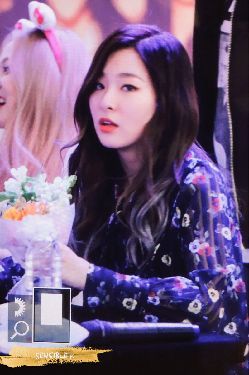 sensible_k's tweet photo. 160318 여의도 팬싸인회 #슬기 신부 부케받은 존예 친구 미...* https://t.co/hJboQQrHKb