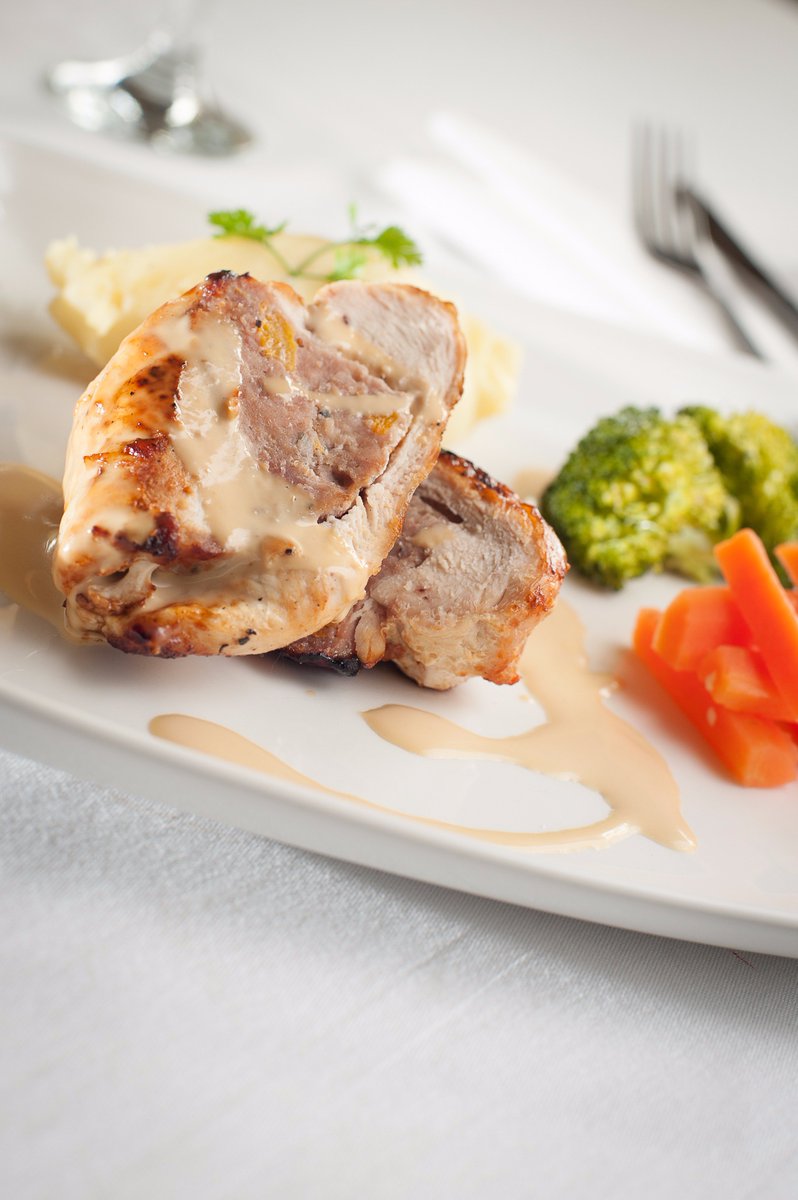roundthorn1's tweet photo. Come &amp; join us for Easter Sunday Lunch at the Roundthorn! We're serving between 12.00-2.30pm, call our team to book https://t.co/2ym458JIkd