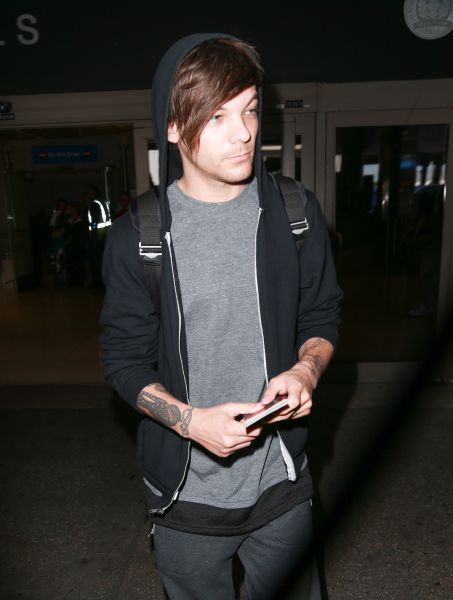 1Dupdatingyou's tweet photo. Louis at LAX, March 17 #7 - Celine https://t.co/D7HaGrQiea