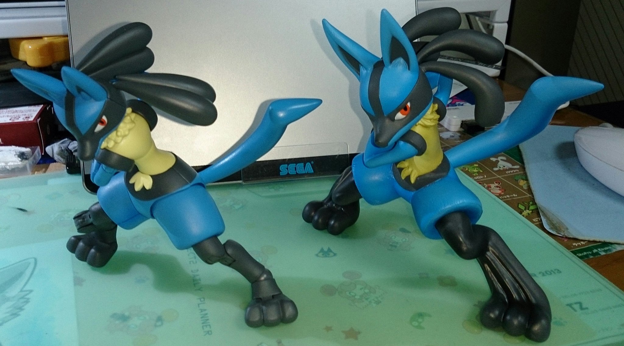 パイロン Di Twitter ルカリオフィギュアでフィギアーツ版に 同じポーズさせて並べてみた いかにもポッ拳版のルカリオは頭と脚を 大きめにしてるのがリアル志向なのにケモノらしく バランスが愛着持てやすい 流れるようなボディラインはフィギアーツだと厳しめ