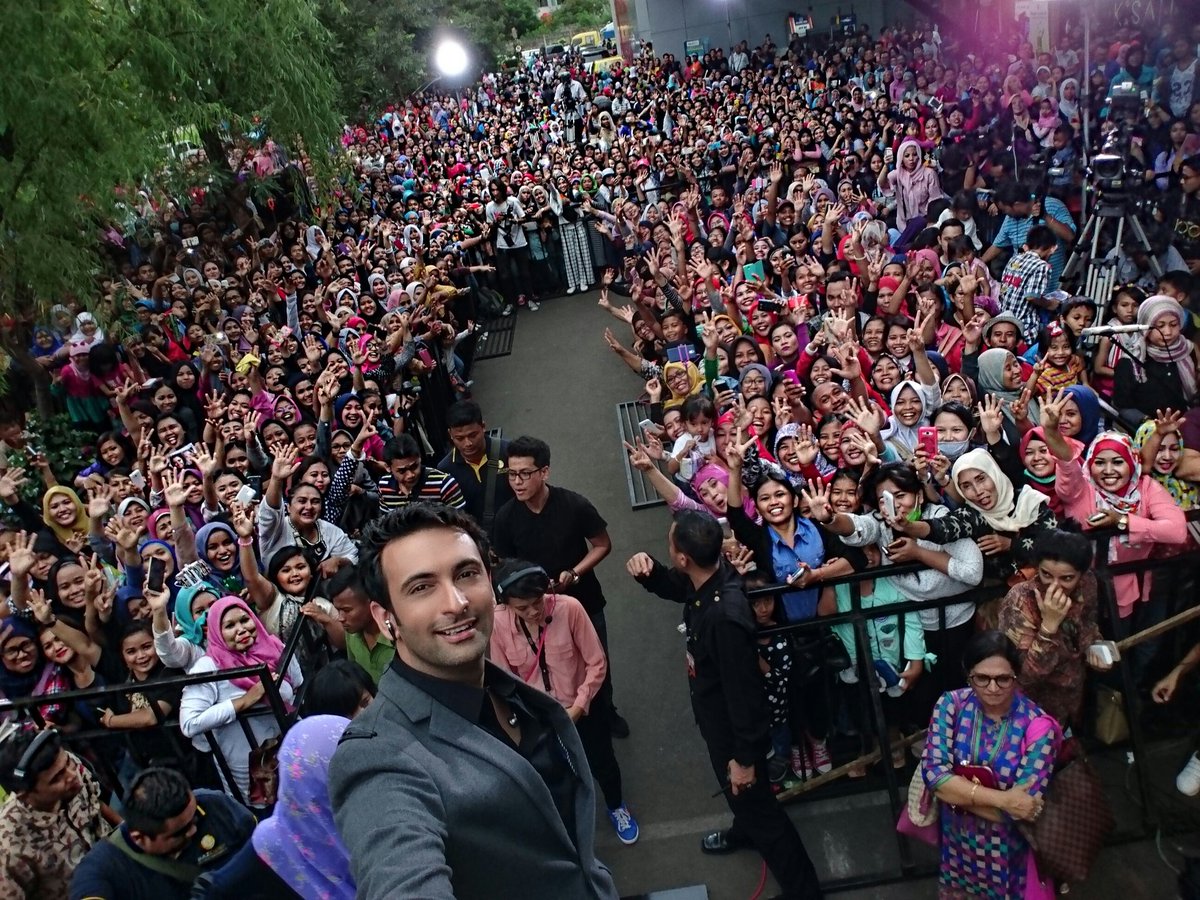 First day in Indonesia. Speechless. Whoever is in this pic let me know. Retweet #Indonesia #uttaran @Pesbukers_antv1