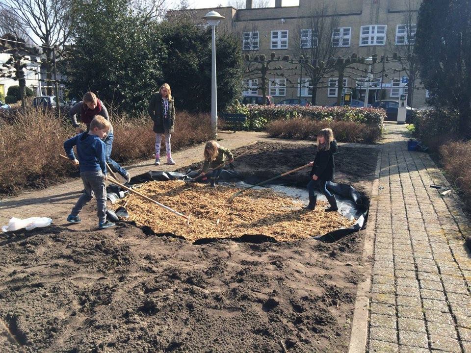 academievdstad's tweet image. Studenten en bewoners werken hard aan de nieuwe Pluktuin in Betondorp! @Ymere @EigenHaard @Stadsdeel_Oost ^LG