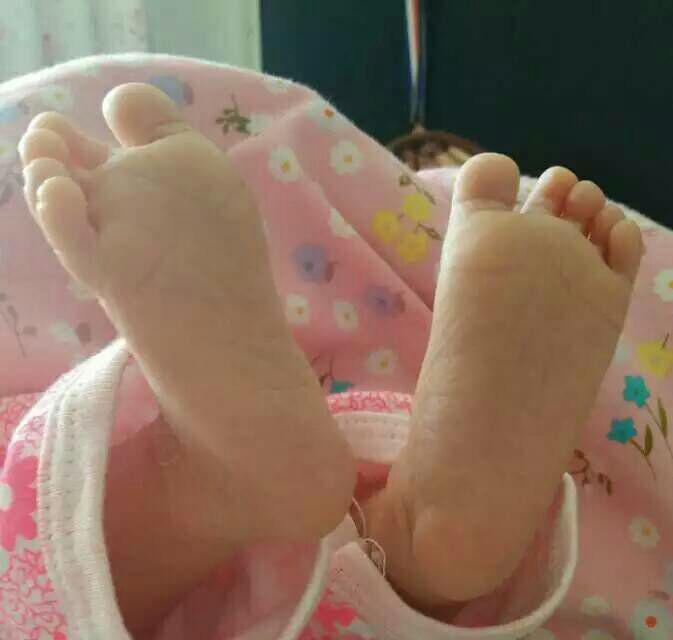 Gxj3011's tweet photo. 谢燕益律师和妻子原珊珊女士迎来了他们的第三个宝宝，今天是小美女降临人间的第十天。家中客厅相对的两面墙，是两种字体的“和平民主，天下为公。”这应该是囹圄中谢律师舍身追求的最高理想境界吧。与世隔绝8个多月，他还不知道这个好消息…… https://t.co/N1PVm4KDTv