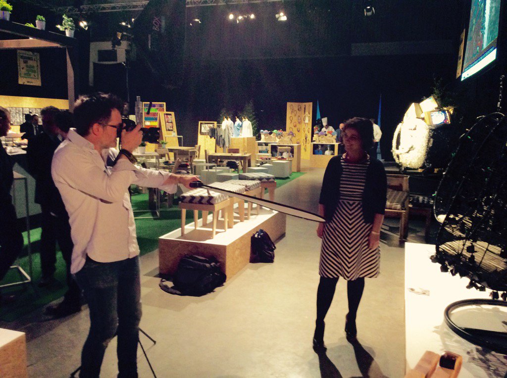 EvyPuelinckx's tweet image. Photoshoot for the newspaper at our exhibition in Brussels #resource4  #suez #circulareconomy #upcycling