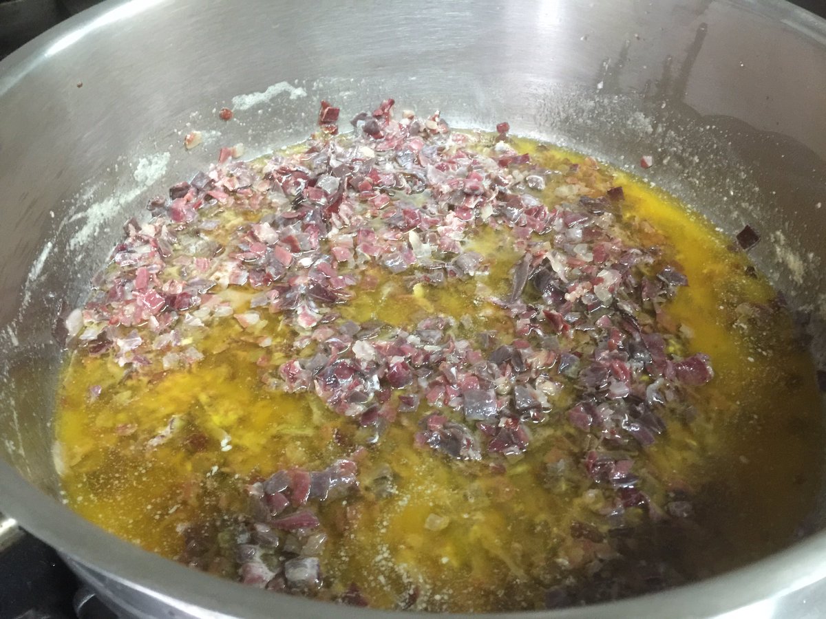 chefdelamontana's tweet photo. Así se elabora croqueta casera jamón ibérico y cecina León,con una cocción lenta para q la masa sea suave y sabrosa https://t.co/RPl9091V9Z