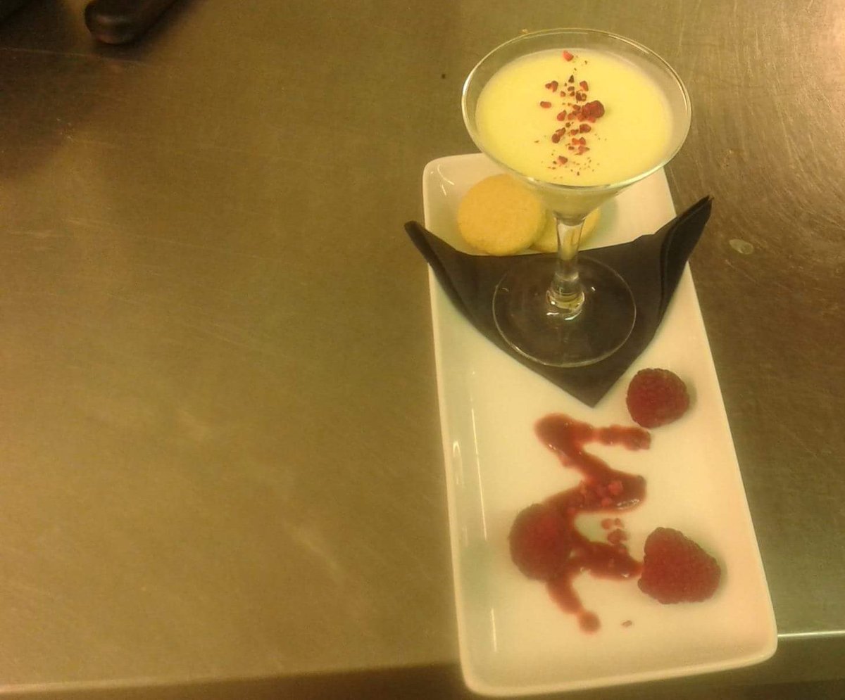 jacob_chef's tweet photo. Lemon posset served with shortbread,dried raspberry flakes, with a raspberry coolie sauce, fresh raspberrys https://t.co/UVE1Q9ufWn