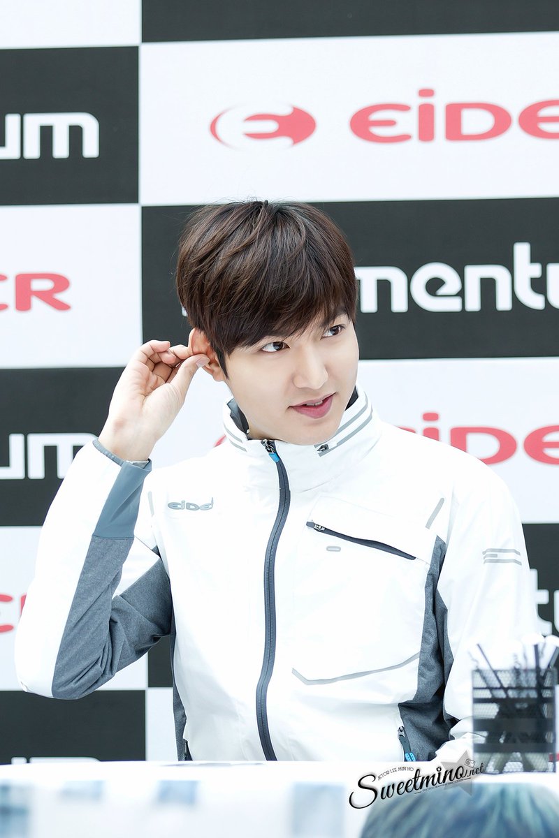 sweetmino_'s tweet photo. 20160318 롯백 아이더 팬사인회 @ActorLeeMinHo 하뚜 백만개발사중~~너무 예쁘당 !!졸긔ㅠ(https://t.co/KA40QKRJyA)(https://t.co/XqrseOTa2o) https://t.co/eaExxWyA4E