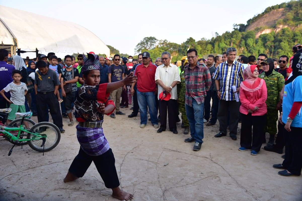 TomKemaman2016's tweet photo. #TOMKEMAMAN2016 
#Persembahan 19 perguruan silat seluruh kemaman
17-21Mac2016
#KemamanWaterfront https://t.co/Y6lBbH37Py