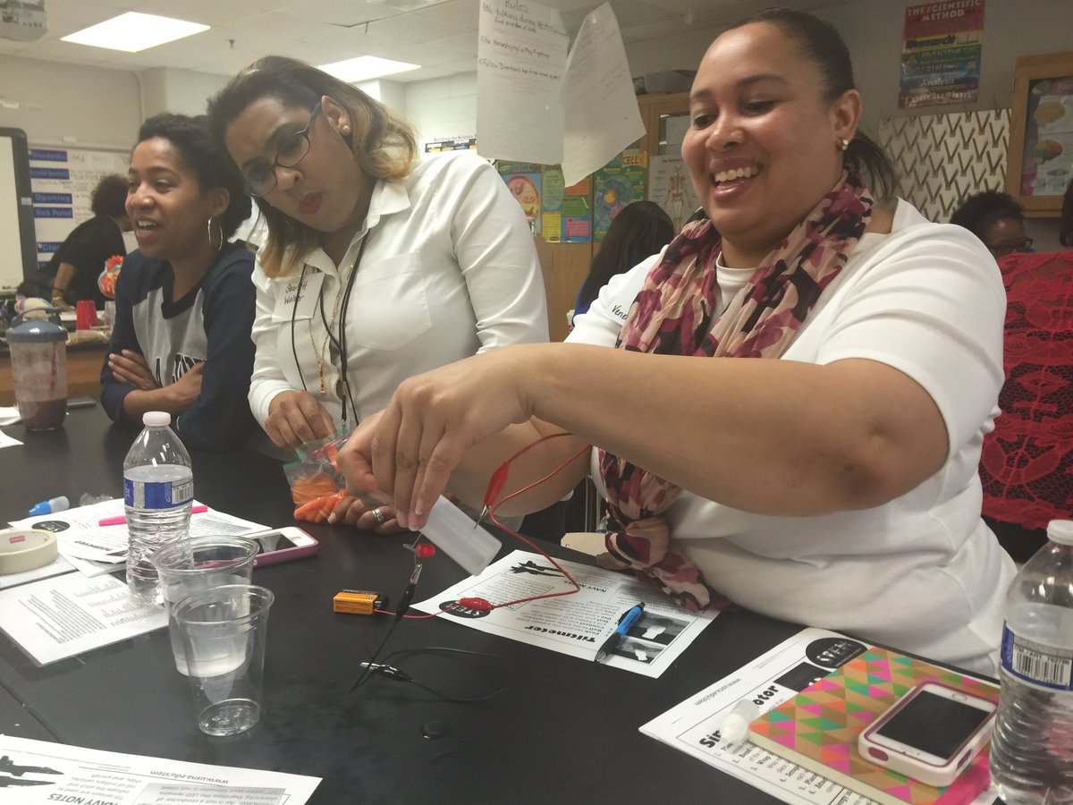 LeadLearnRox's tweet photo. @apsupdate @ATLsuper @APSScienceRules this training is amazing #usnastem https://t.co/PZmQ0Mokmm